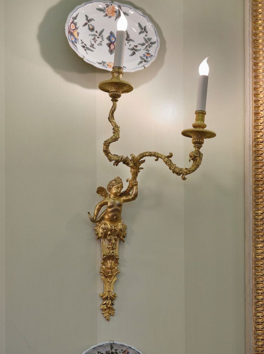 Coppia di Appliques in Bronzo Dorato e Cesellato a Due Fiamme, XVIII Secolo