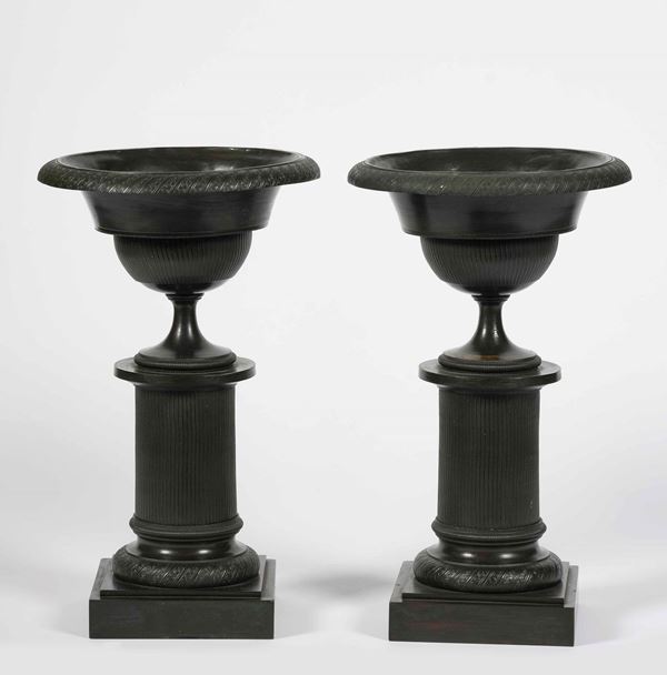 Coppia di vasi in bronzo patinato. XIX secolo