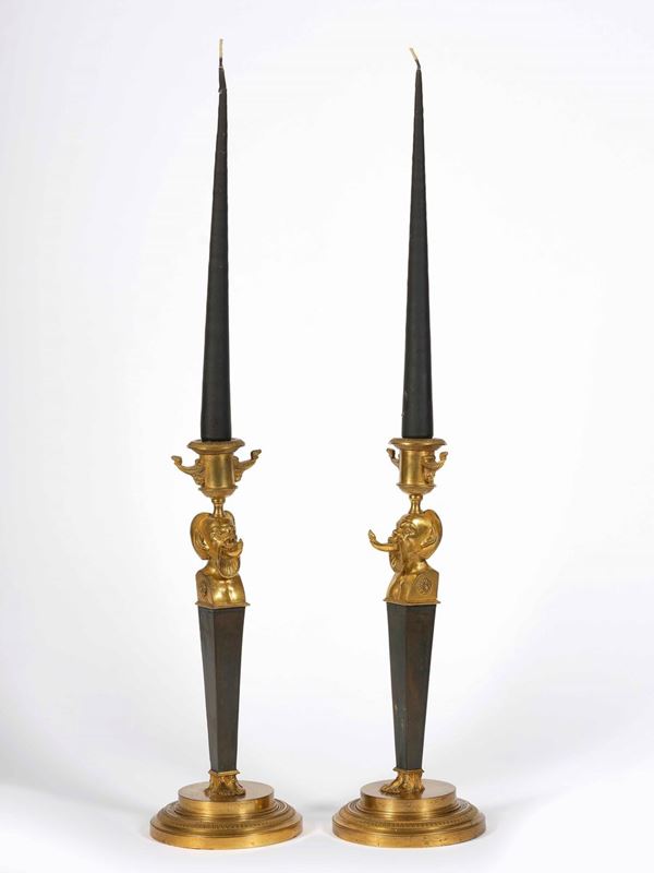 Coppia di candelieri in bronzo dorato e patinato. XIX secolo