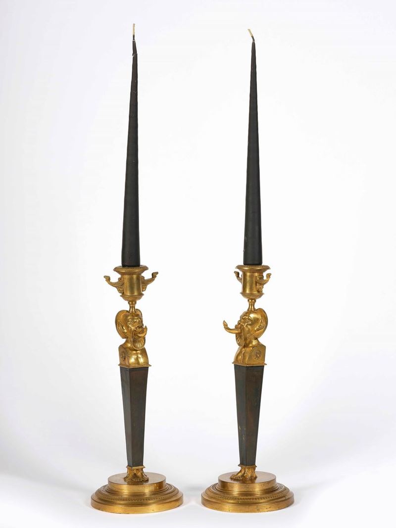 Coppia di candelieri in bronzo dorato e patinato. XIX secolo  - Asta Palazzo Loschi Zileri dal Verme - Cambi Casa d'Aste
