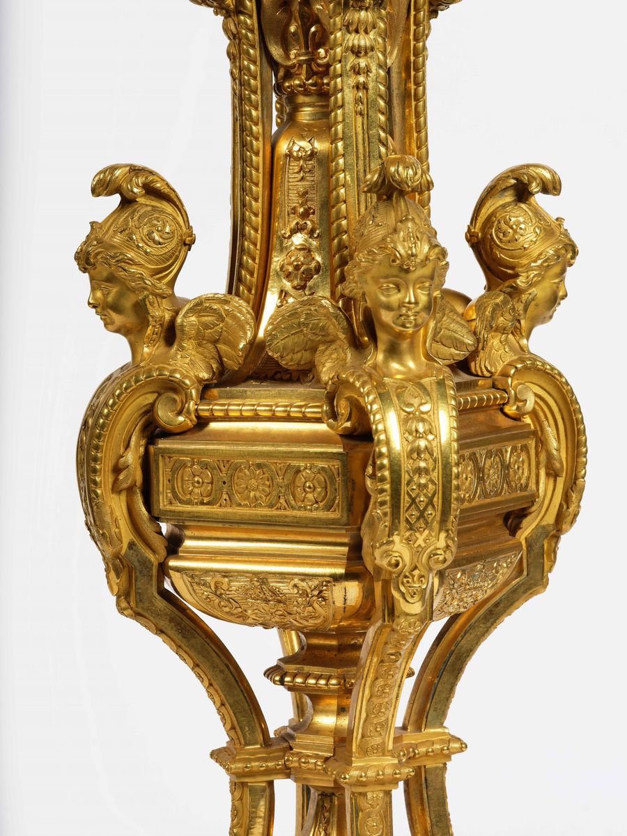 Coppia di Candelabri a Cinque Fiamme in Bronzo Dorato e Cesellato. XIX Secolo