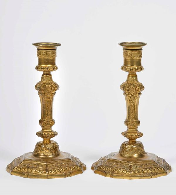 Coppia di candelieri in bronzo dorato e cesellato. Francia XIX secolo