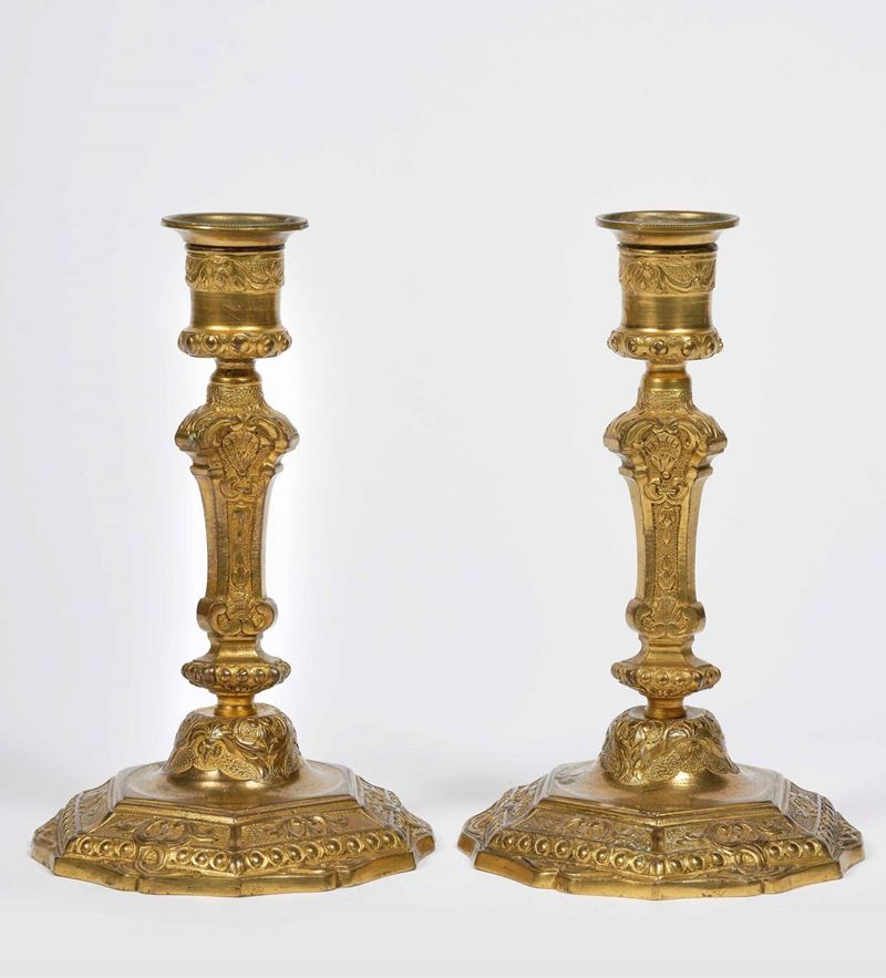 Coppia di candelieri in bronzo dorato e cesellato. Francia XIX secolo  - Asta Palazzo Loschi Zileri dal Verme - Cambi Casa d'Aste