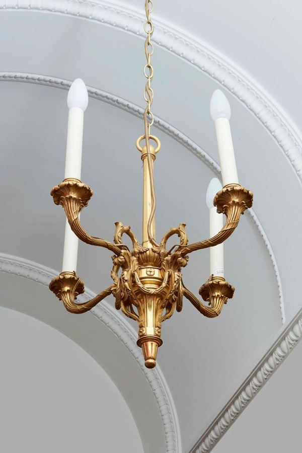 Lampadario a sospensione in bronzo dorato a quattro luci. XIX-XX secolo