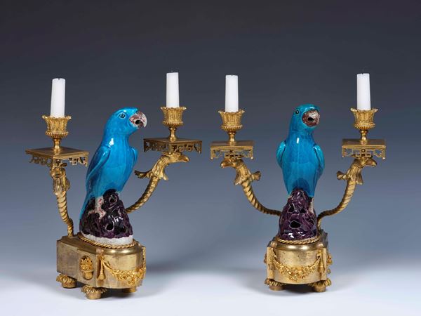 Coppia di pappagalli in porcellana di Cina turchese del XVII secolo montati in bronzo dorato. Francia  [..]