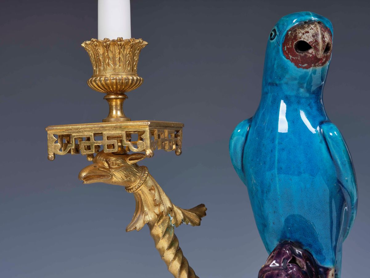Coppia di Pappagalli in Porcellana di Cina Turchese del XVII Secolo Montati in Bronzo Dorato. Fra...