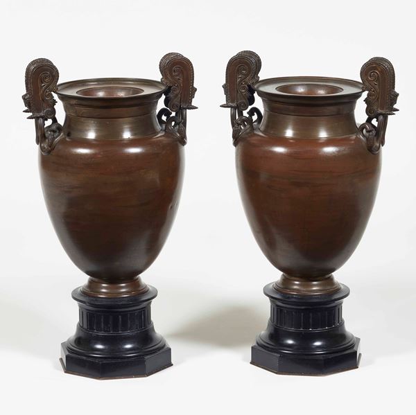 Coppia di vasi biansati in bronzo, XIX secolo