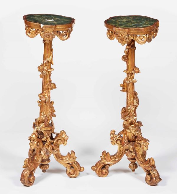Coppia di gueridons in legno intagliato e dorato. XIX secolo