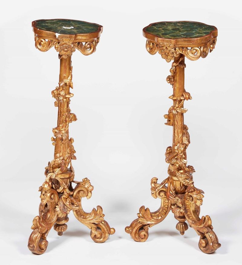 Coppia di gueridons in legno intagliato e dorato. XIX secolo  - Asta Palazzo Loschi Zileri dal Verme - Cambi Casa d'Aste