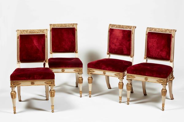 Raro insieme di tredici sedie neoclassiche in legno intagliato, laccato e dorato. Ebanisteria italiana, inizio XIX secolo