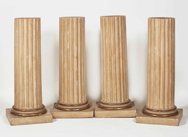 Quattro semi colonne scanalate in legno laccato color avorio. XIX secolo