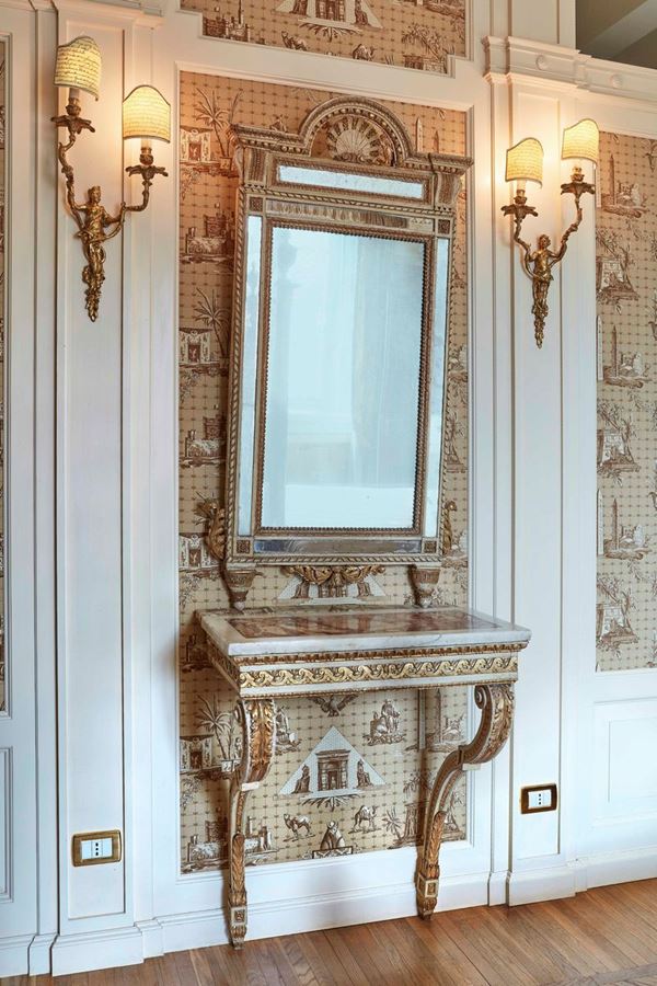 Consolle con specchiera in legno intagliato e laccato color avorio con finiture dorate. Fine XVIII secolo