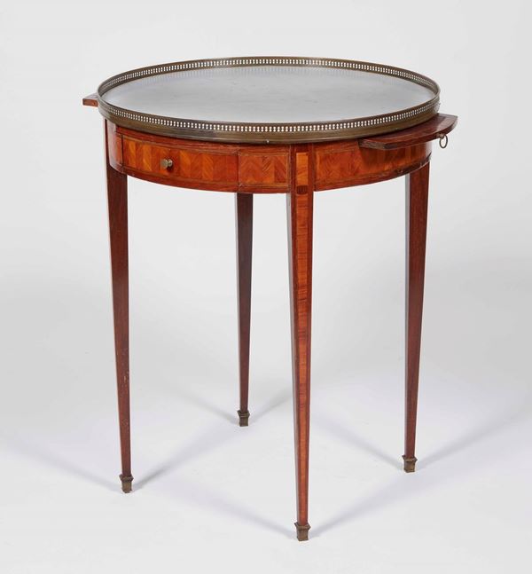 Tavolino rotondo lastronato in essenze pregiate. Francia, stampigliato J.M. Valette, XVIII-XIX secolo