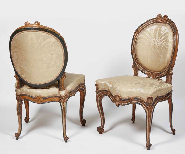 Gruppo di quattro sedie Luigi XV in legno finemente intagliato, decorate in lacca avorio e blu e lumeggiate in oro. Italia meridionale ultimo quarto XVIII secolo