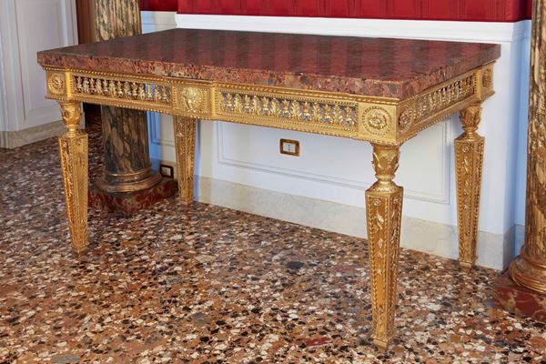 Tavolo da centro in legno scolpito e dorato. Fine XVIII secolo