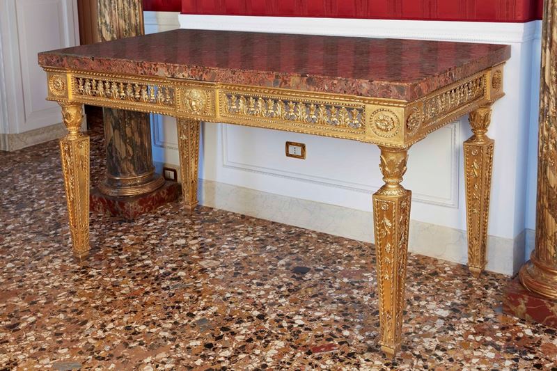 Tavolo da centro in legno scolpito e dorato. Fine XVIII secolo  - Auction Palazzo Loschi Zileri dal Verme - Cambi Casa d'Aste