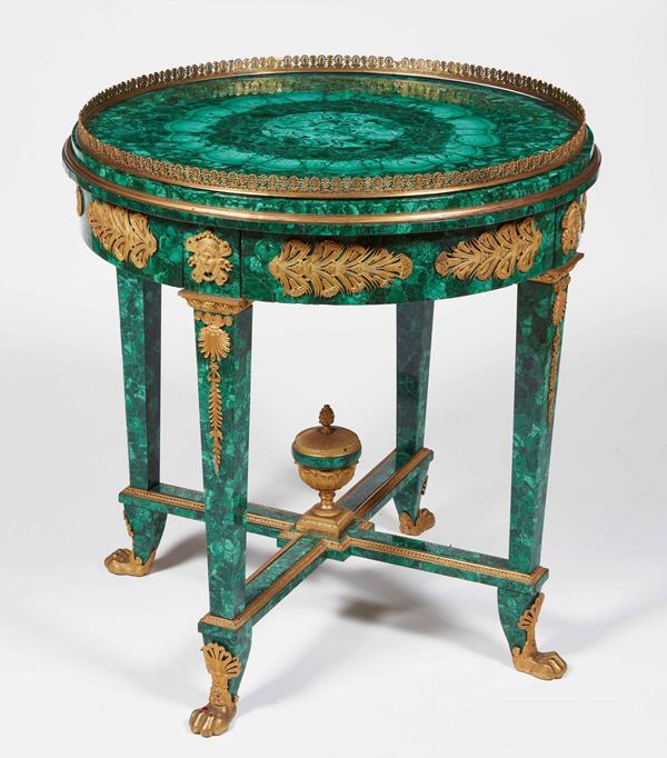 Importante tavolo da centro interamente lastronato in malachite. Fregi in bronzo dorato. Russia, XIX secolo