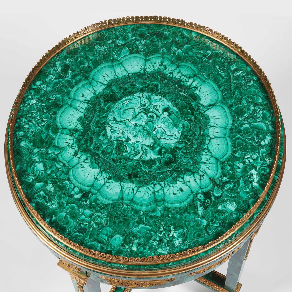 Importante Tavolo da Centro Interamente Lastronato in Malachite. Fregi in Bronzo Dorato. Russia, ...