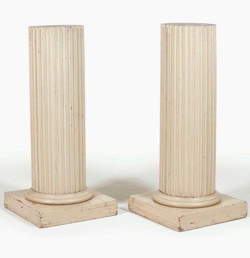Coppia di colonne scanalate in legno laccato color avorio  - Asta Palazzo Loschi Zileri dal Verme - Cambi Casa d'Aste