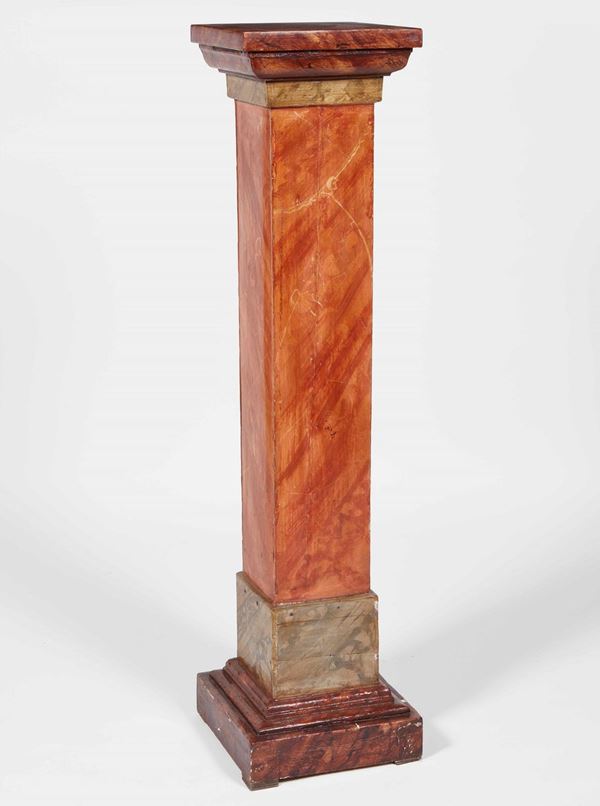 Colonna in legno policromo con basamento e capitello a sezione quadrata dipinta a finto marmo
