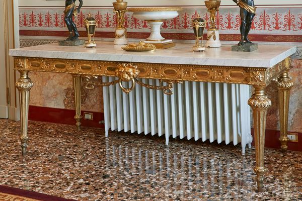 Coppia di grandi tavoli da parete in legno intagliato e dorato. Lucca XVIII secolo