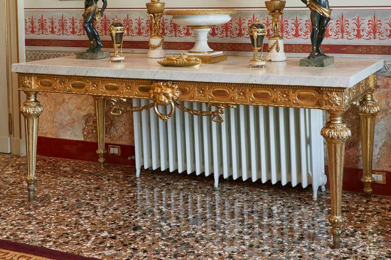 Coppia di grandi tavoli da parete in legno intagliato e dorato. Lucca XVIII secolo  - Asta Palazzo Loschi Zileri dal Verme - Cambi Casa d'Aste