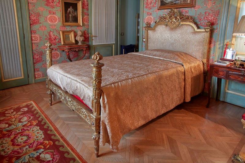 Raro letto Luigi XVI in legno scolpito e interamente dorato. Piemonte, 1780 circa  - Auction Palazzo Loschi Zileri dal Verme - Cambi Casa d'Aste