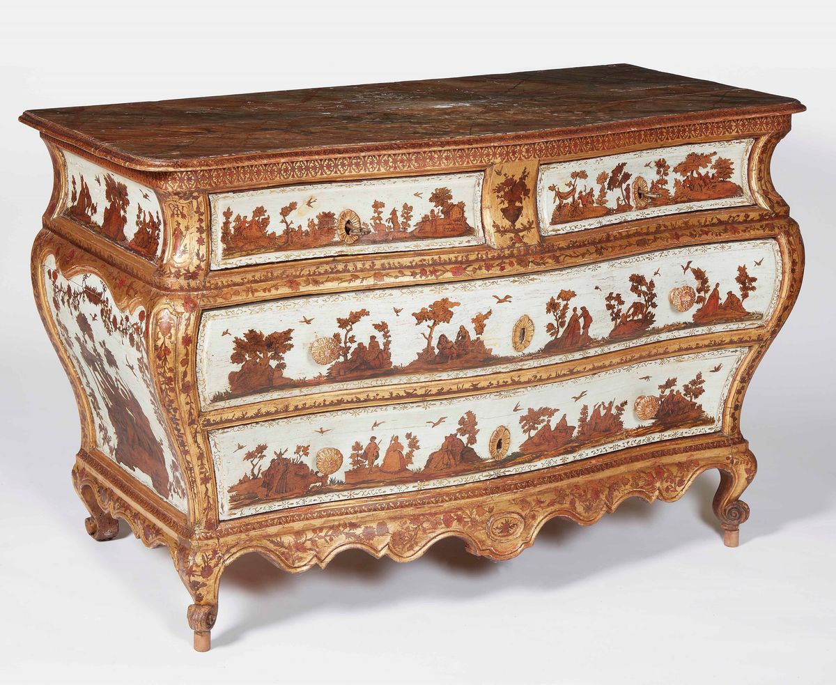 Importante Commode di Forma Bombata in Legno Laccato, Decorato Ad "arte Povera" e Parzialmente Do...