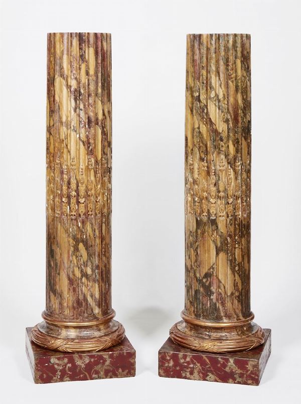 Coppia di colonne in legno laccato a finti marmi e lumeggiato in oro