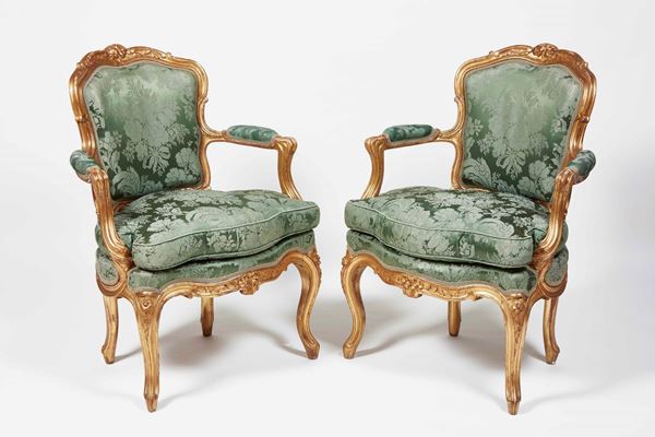 Serie di quattro poltrone e un divano in legno intagliato, laccato e dorato. Francia XIX secolo