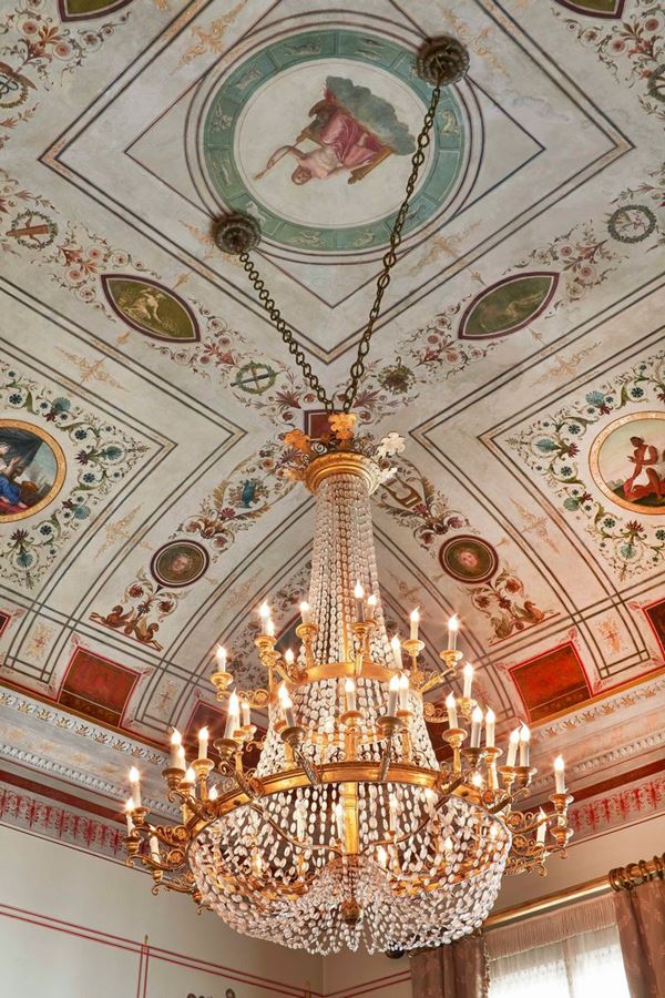 Grande lampadario a cesto a cinquantuno luci con struttura in legno dorato e pendagli in cristallo molato. XIX secolo