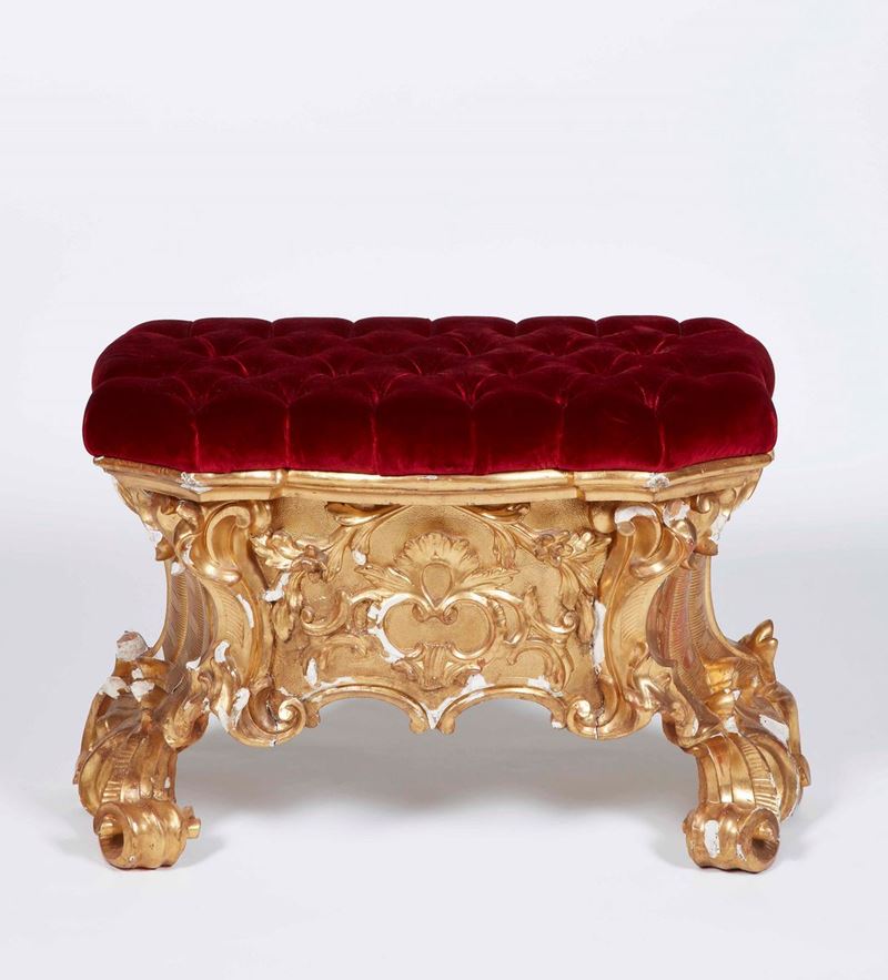 Sgabello in legno intagliato e interamente dorato. XVIII secolo  - Auction Palazzo Loschi Zileri dal Verme - Cambi Casa d'Aste
