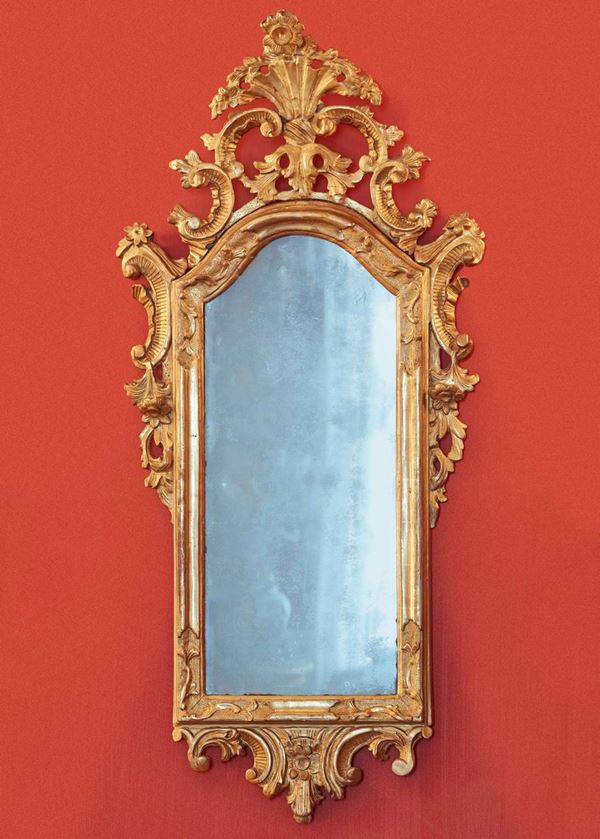 Coppia di specchiere in legno intagliato e dorato. Fine XVIII secolo