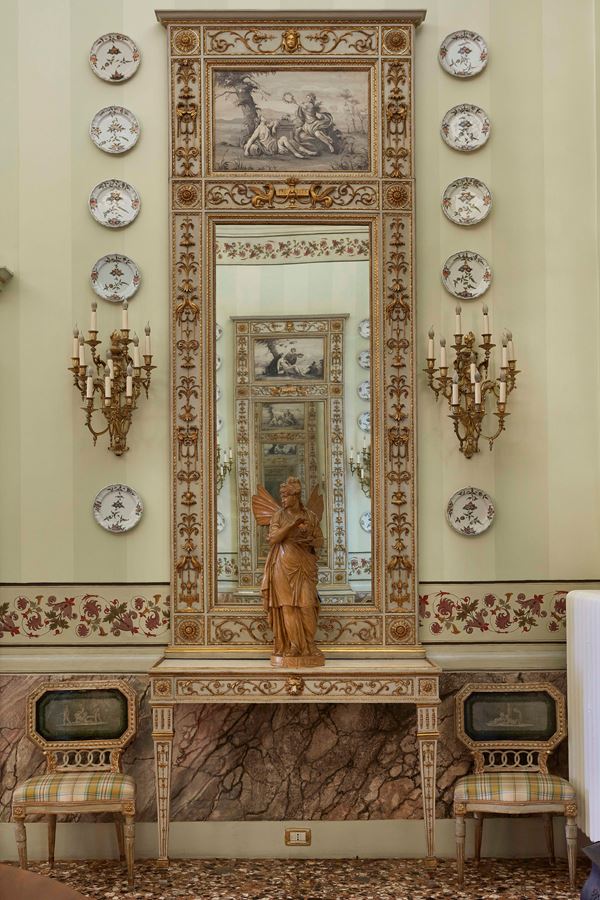 Quattro consolles con specchiere in legno laccato, riccamente intagliato e dorato. Toscana fine XVIII secolo