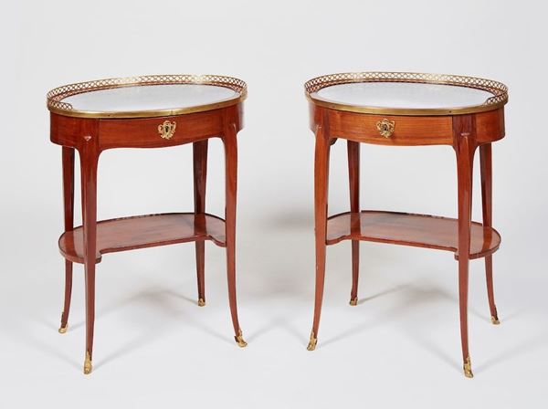 Coppia di tavolini in legno lastronato. Francia XVIII secolo