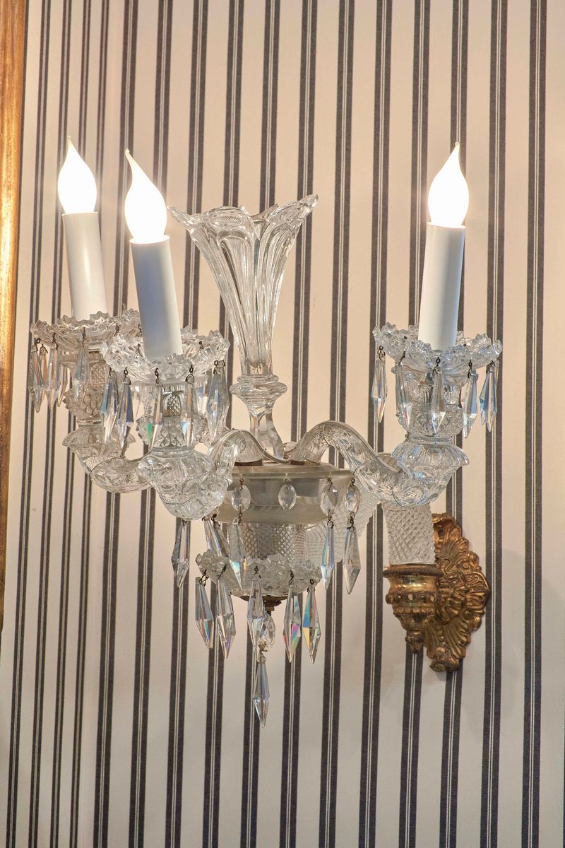 Coppia di Appliques a Tre Luci in Cristallo e Bronzo Dorato. XX Secolo