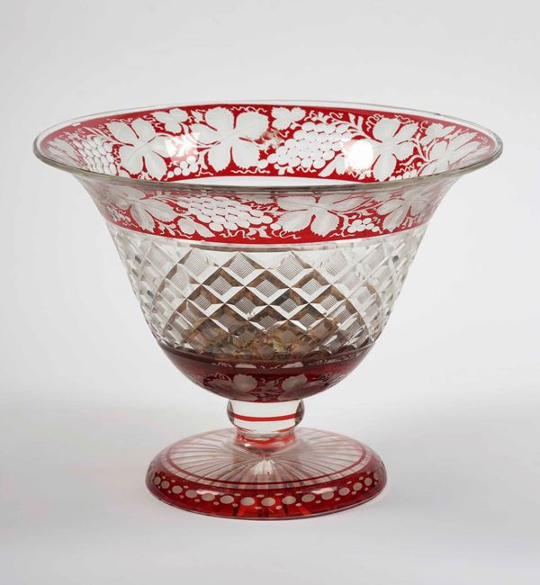Coppa in cristallo inciso e molato con decori color rubino. Manifattura del XX secolo