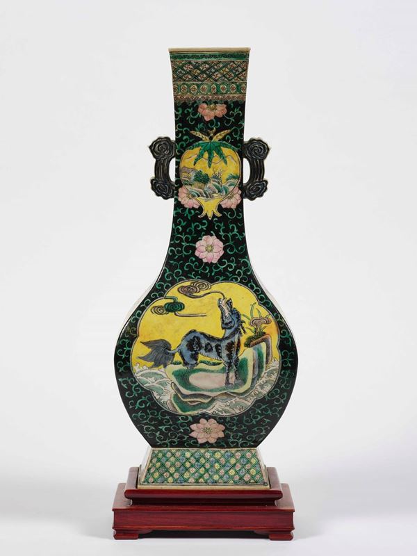Vaso in porcellana Famiglia Nera con piccole anse sagomate, figure di draghi entro riserve sagomate e decori floreali, Cina, Dinastia Qing, epoca Kangxi (1662-1722)
