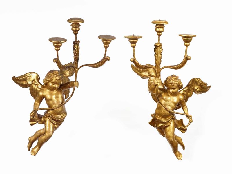 Coppia di appliques in legno intagliato e dorato a tre fiamme. XVIII-XIX secolo  - Auction Palazzo Loschi Zileri dal Verme - Cambi Casa d'Aste