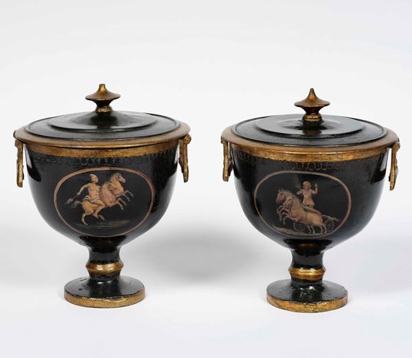 Coppia di coppe in peltro (?) laccato in nero e oro. XVIII-XIX secolo