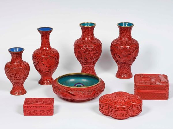 Gruppo di oggetti in lacca rossa con decori floreali e figure di fenici, Cina, Dinastia Qing, XIX-XX secolo