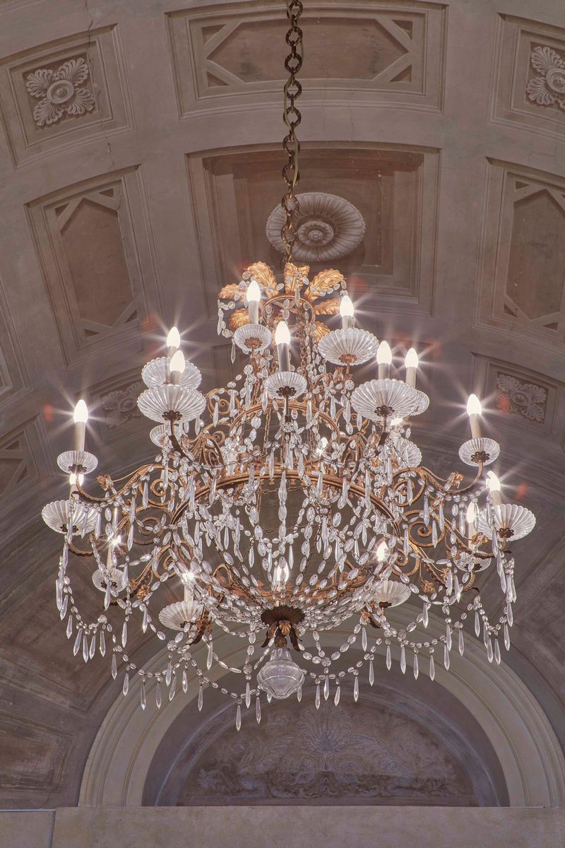 Lampadario a Venti Luci con Pendagli in Cristallo Molato. XX Secolo