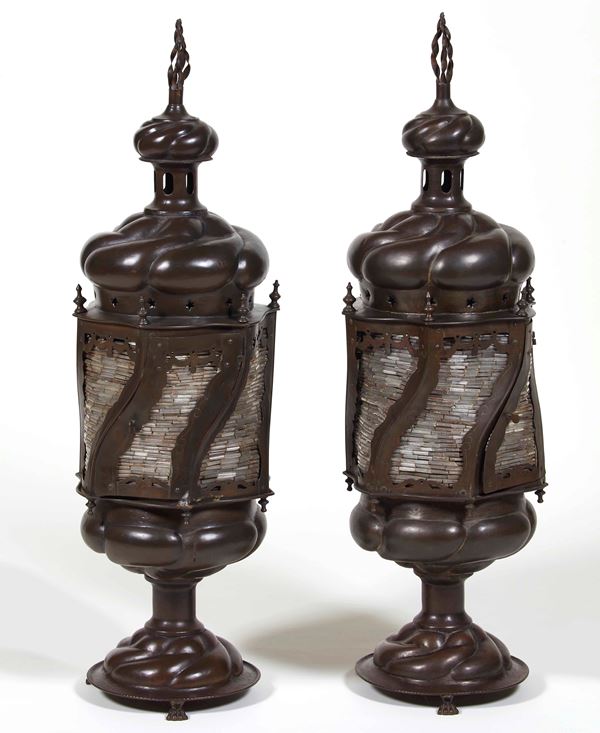 Coppia di lanterne in metallo patinato e vetro. Fine XIX secolo