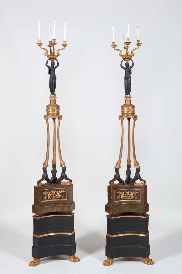 Importante e rara coppia di candelabri in legno scolpito, patinato e dorato. Regno Borbonico fine XVIII secolo
