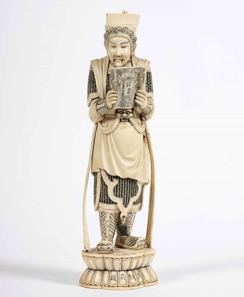 Figura di dignitario scolpita in avorio, Cina, inizi XX secolo  - Asta Palazzo Loschi Zileri dal Verme - Cambi Casa d'Aste