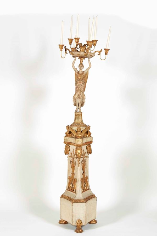 Raro candelabro da salone in legno laccato avorio e dorato. Italia del Nord XVIII secolo