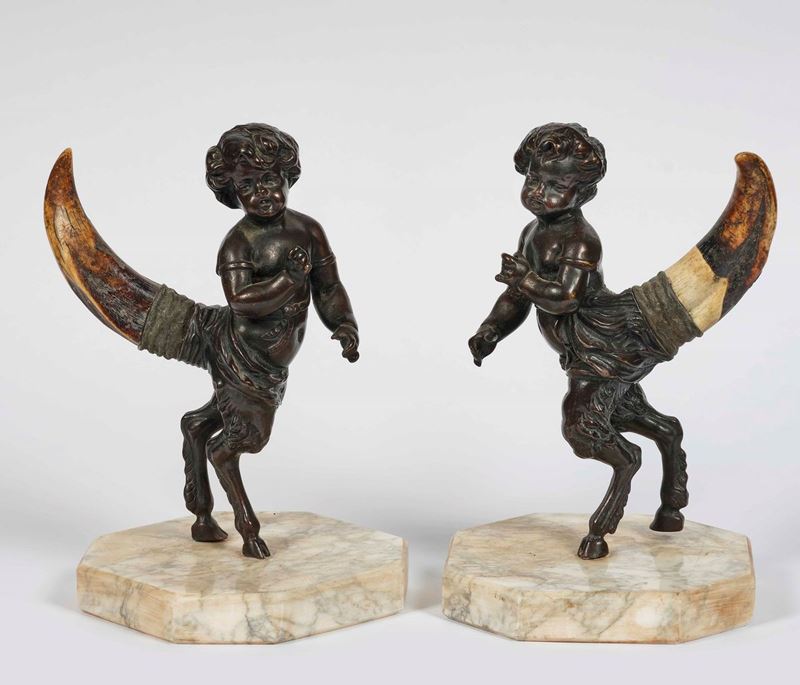 Coppia di satiri in bronzo e corno. Inizio XIX secolo  - Auction Palazzo Loschi Zileri dal Verme - Cambi Casa d'Aste