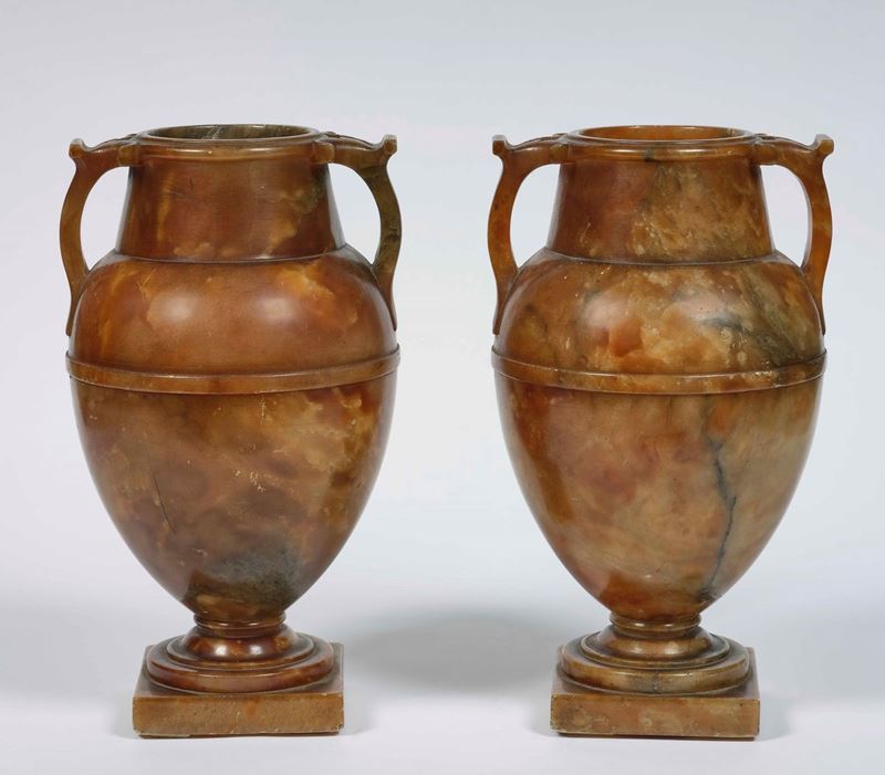 Coppia di vasi ad urna in alabastro. Arte neoclassica, XIX secolo  - Asta Palazzo Loschi Zileri dal Verme - Cambi Casa d'Aste