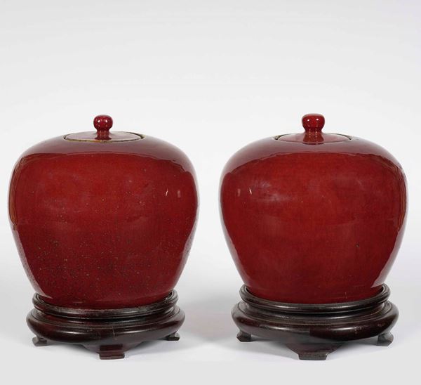 Coppia di potiches in porcellana monocroma color sangue di bue, Cina, Dinastia Qing, XIX secolo