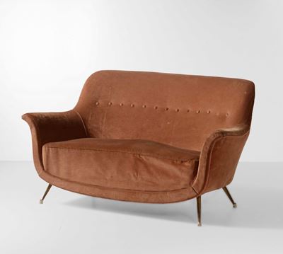 Divano con Struttura in Legno e Sostegni in Ottone, Rivestimento in Tessuto.